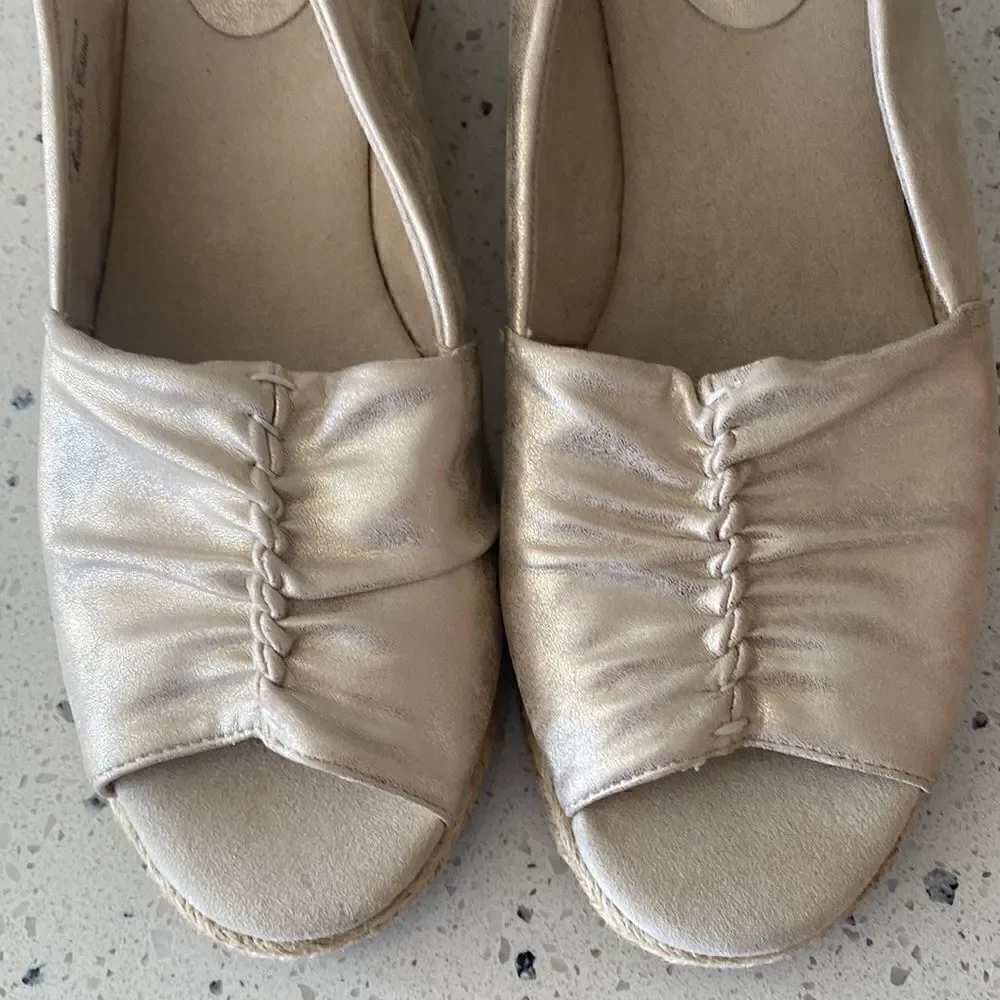 Easy Street Kindly Espadrille Slingback Wedge Gold Metallic Sandals Size 10